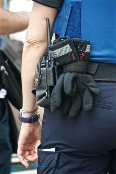 警備とグローブ